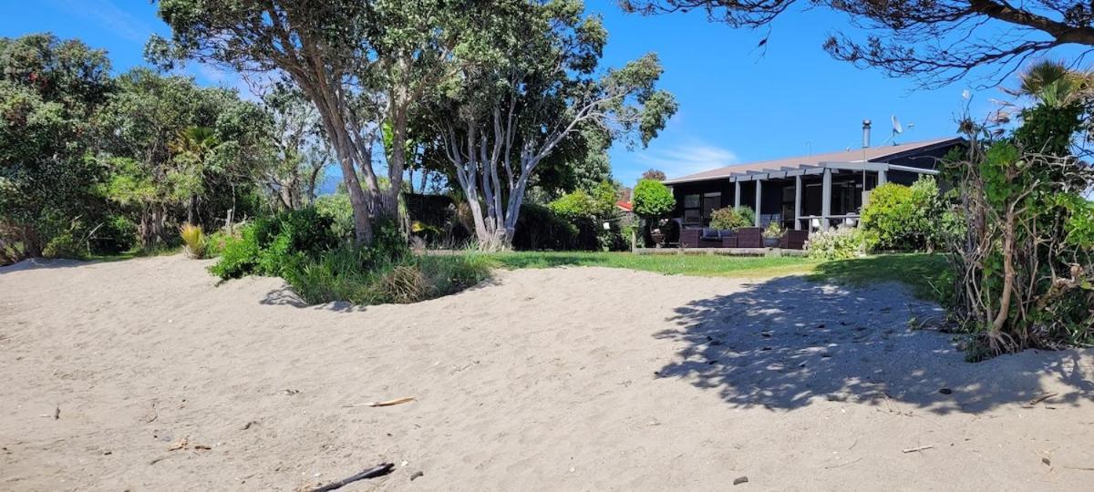 Beachfront Bliss - Your Parapara Seaside Retreat Exterior photo